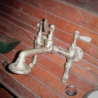 Utility sink faucet